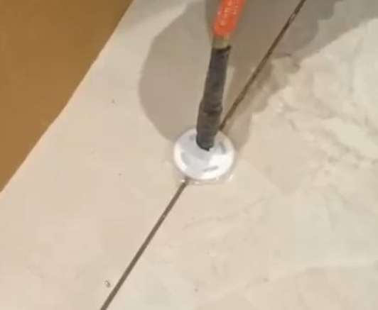 饶阳瓷砖空鼓维修公司专业解答瓷砖在铺贴过程中，如果没有涂抹均匀到位的粘结材料（如水泥砂浆或瓷砖胶），可能会导致以下问题