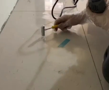 饶阳瓷砖开裂维修公司专业分享瓷砖在铺贴前如果没有沥干水分，将会导致以下问题